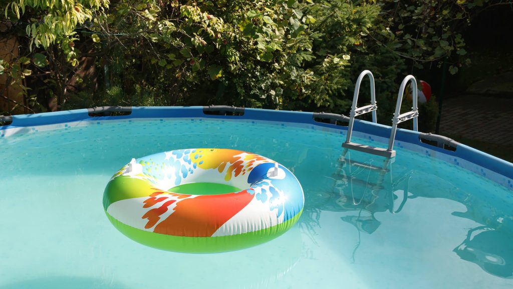 Inflatable ring floating in an above-ground pool